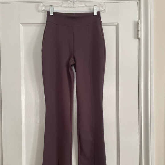 ALO Yoga Air brush high waist 7/8 flutter legging, raisin, XXS, NW)T - Picture 7 of 8